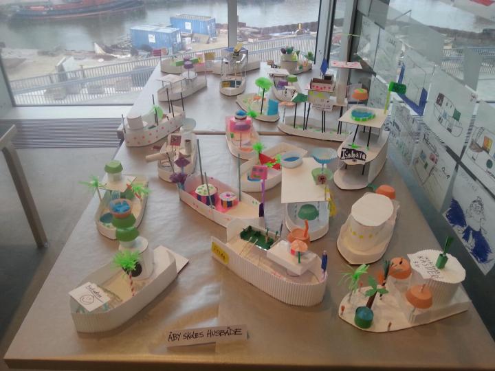 Husbåde modeller skabt af børn.